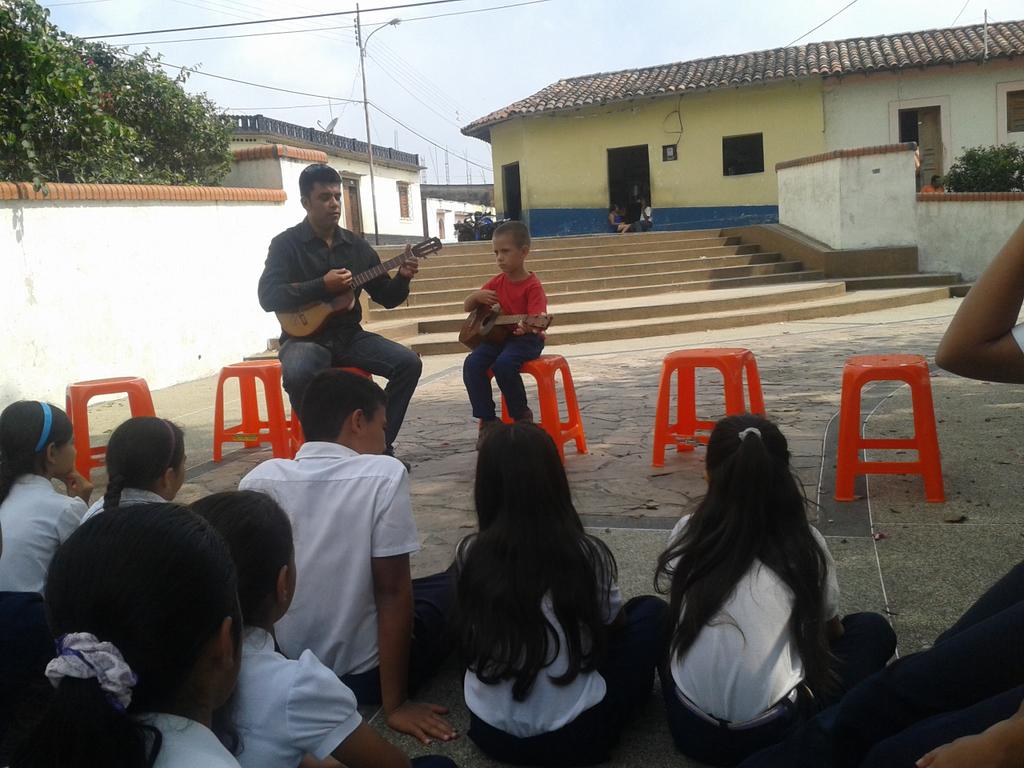 lisethzerpa29h's tweet photo. Comcierto de Cierre Modulo Mesa Bolivar Edo- Merida #ElSistemaCumple40 @nucleodpr @elsistema http://t.co/nv3OPWQd8B