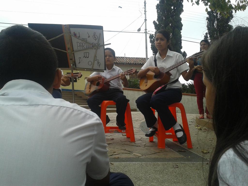 lisethzerpa29h's tweet photo. lafiestadelmillon recital de Cuatro  Modulo Mesa Bolivar Edo- Merida #ElSistemaCumple40 @nucleodpr @elsistema http://t.co/hEzfng7Y3k