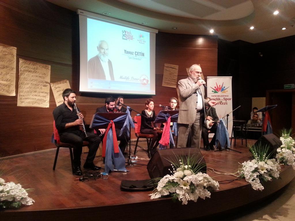 "Yavuz Çetin - Sızı: Şiirin Burçlarında"
Orkestra eşliğinde şiir dinletisi programı başladı.