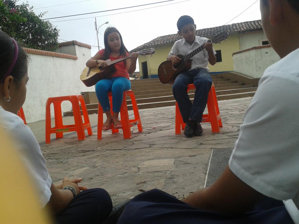 lisethzerpa29h's tweet photo. Cancion moliendo café concierto de cierre Modulo Mesa Bolivar Edo- Merida #ElSistemaCumple40 @nucleodpr @elsistema http://t.co/BpBCc3Lead