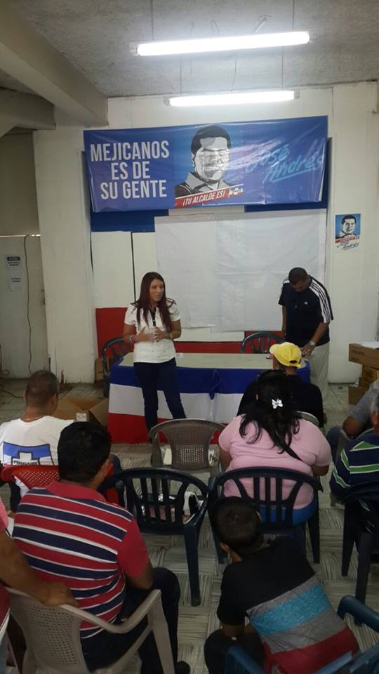 Tita_Batres's tweet photo. Reunida con Jefes de Centro en Mejicanos. Preparandonos para esta gran fiesta cívica. #UnaMujerDerecha http://t.co/0puvnVcI2W