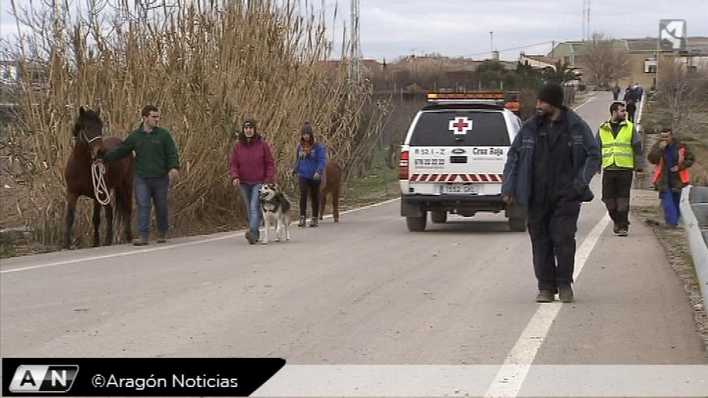 aragontv's tweet photo. Son los vecinos de #Boquiñeni, desalojados forzosamente porque hay peligro de que el agua aísle la localidad. #AN2 http://t.co/C1abKFusyk