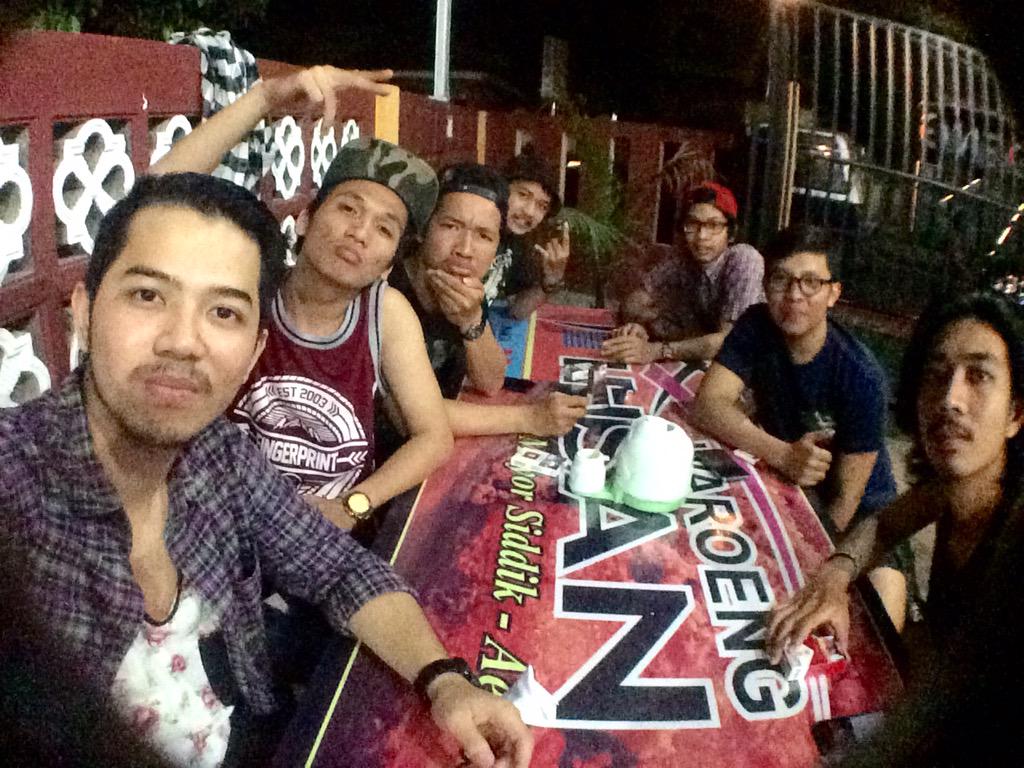 Makan malam dulu isi tenaga sblm perform di grans pub hotel aek kanopan,are you ready aek kanopan?!!!!