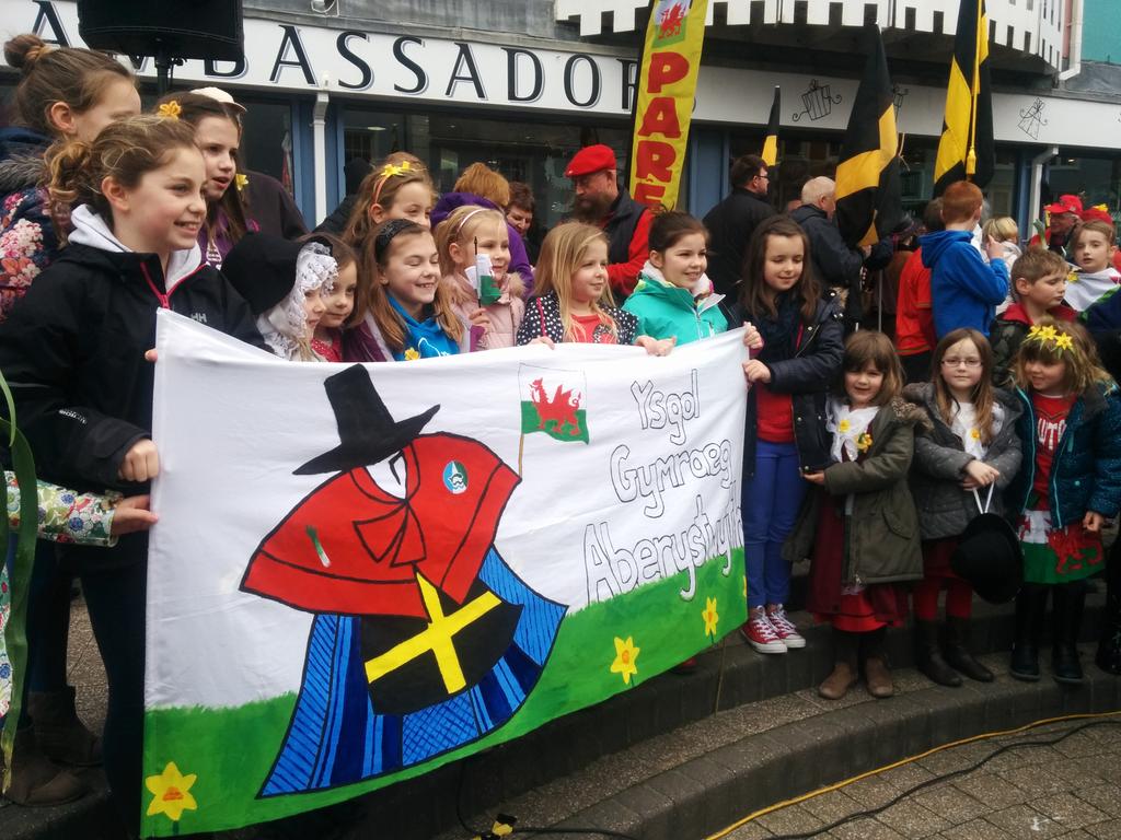 NiaMai's tweet photo. Baner @YsgolGymraeg Aberystwyth @GwylDewiAber #ruthjen http://t.co/vE2RPHQWVg