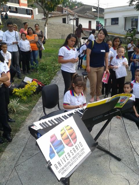maglyece2012's tweet photo. Cierre Aniversario Piano 2 Plaza Bolívar Sta Cruz Mérida  #ElSistemaCumple40 @nucleodpr @fosjiem http://t.co/7mWh7QU0Aq