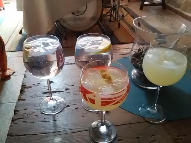 Es_Tres's tweet photo. Que mejor q empezarvun ensayo con unos buenos gintonics http://t.co/PYdLSfdHP9