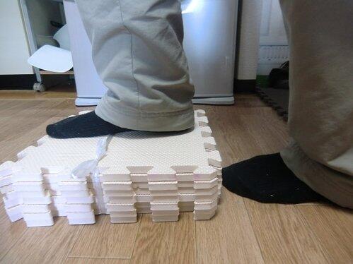 本気のダイエット塾 Ar Twitter ジョイントマットで踏み台昇降 ジョイントマットがずれないように 紐できちんと固定して行ってね 枚数を減らしたり 増やしたりして高さを調整してね 物足りない人は かかとをマットに付けに用につま先だけで行うのがおすすめ