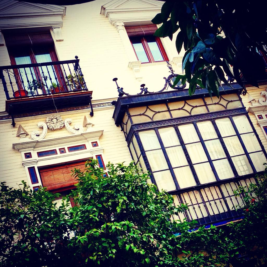niebladeltoro's tweet photo. Mateos Gago. Sevilla. Naranjos. Velador http://t.co/k52rfz1OMB