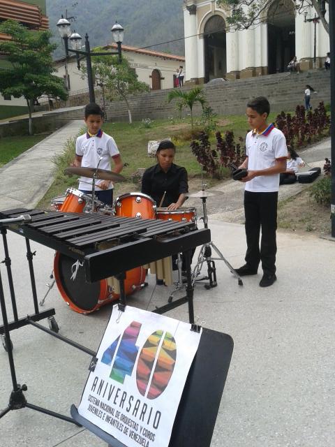 maglyece2012's tweet photo. Cierre Aniversario Ensamble de percusión Plaza Bolívar Sta Cruz Mérida  #ElSistemaCumple40 @nucleodpr @fosjiem http://t.co/sjvwmEApCY