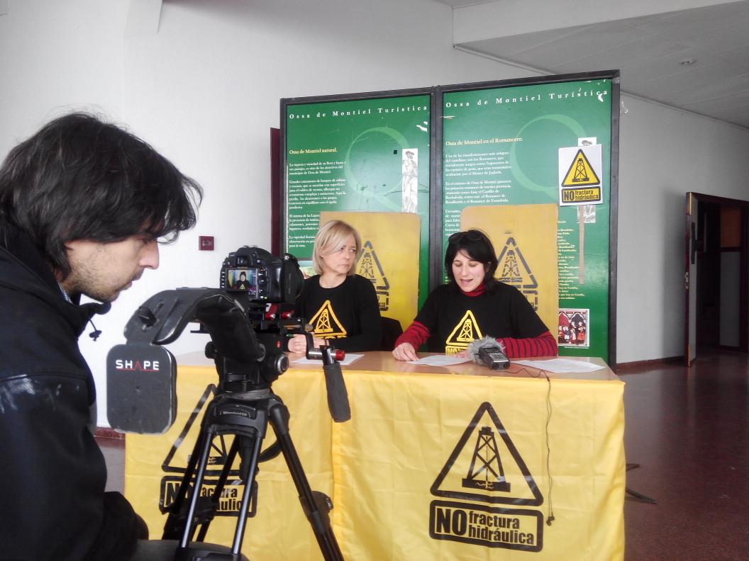 Rueda de prensa de la plataforma, minutos antes de que salga la cabecera se la manifestación. #FRACKINGNO