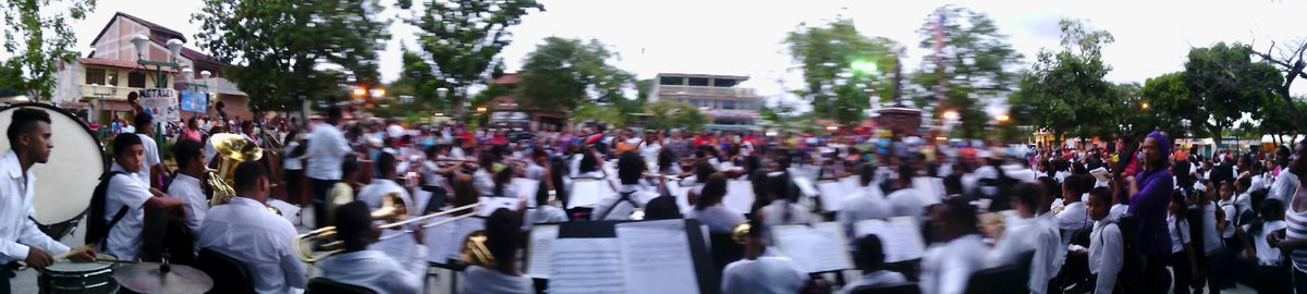 NUCLEOMAMPORAL's tweet photo. #OSJB #MegaConcierto #PlazaBolívarDeMamporal #ElSistemaCumple40 #Venezuela Dirigido por @ArianniGabriela http://t.co/QVi8VZ2uBe