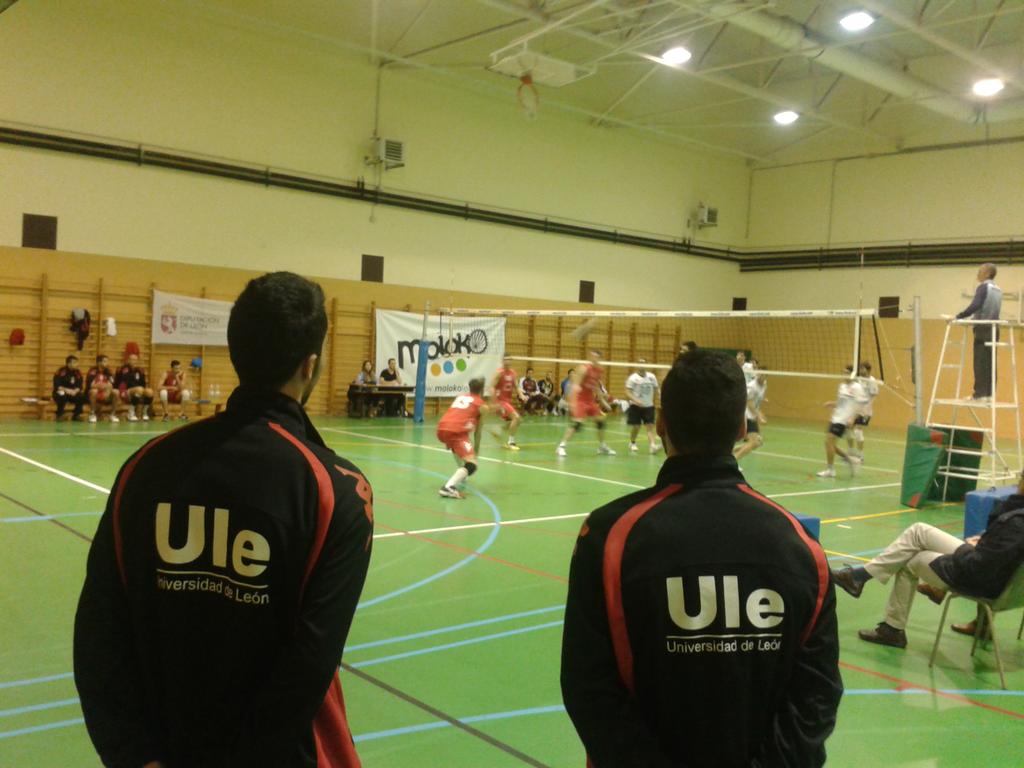 aule_voley's tweet photo. Las espaldas del @aule_voley primer set para nuestros chicos ante #segovoley @uledeportes #VamosULE http://t.co/gN6kj1TCbf