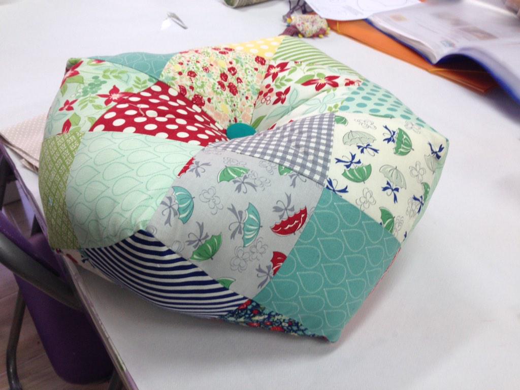 PatchAtachus's tweet image. Cojín biscornu realizado por nuestra alumna Maruja