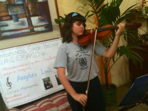 #ElSistemaCumple40 #OSJB Angeles Leal #Violin #RioChico #Paparo