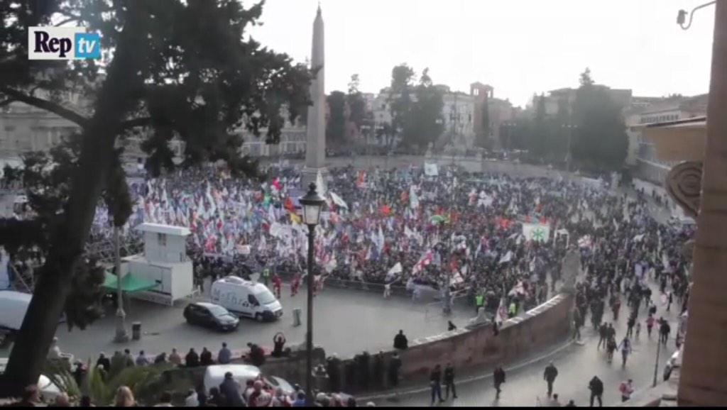 claudioriccio's tweet photo. Salvini riempie a metà la metà di Piazza del Popolo. "quando i leghisti fanno flop" #MaiConSalvini #MaiConCasapound http://t.co/hWM9ZbaoAD