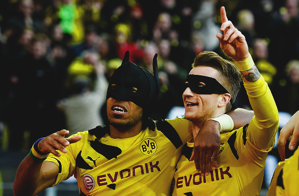 ApoyoMR11's tweet photo. Batman y Robin en el Westfalenstadion! http://t.co/ylqyQKJIeT