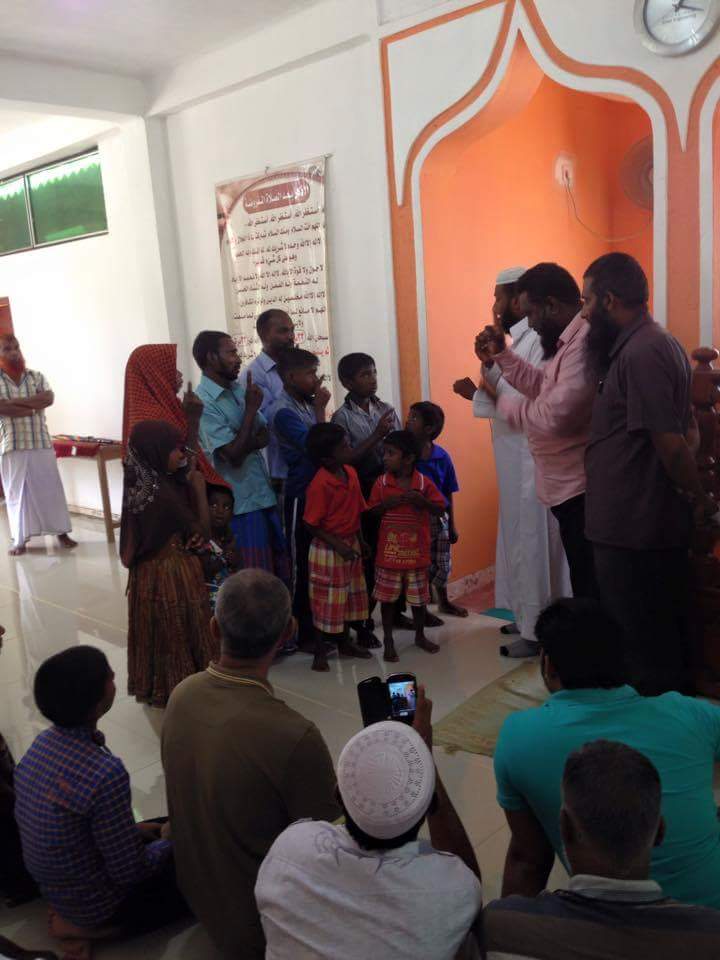 arshanapps's tweet photo. Takbeer! Entire family (10 members) took their #Shahadah just after Jumma prayer at #srilanka
http://t.co/zSOydTqXHG http://t.co/U1T1k2O9Ny