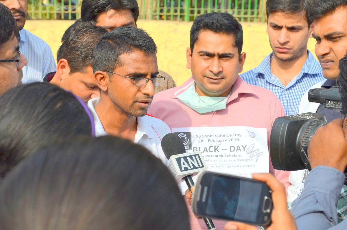 biomedikals's tweet photo. Black day for Researchers #BoyCottSciDay at Jantar Mantar http://t.co/hBpfn3PWxg