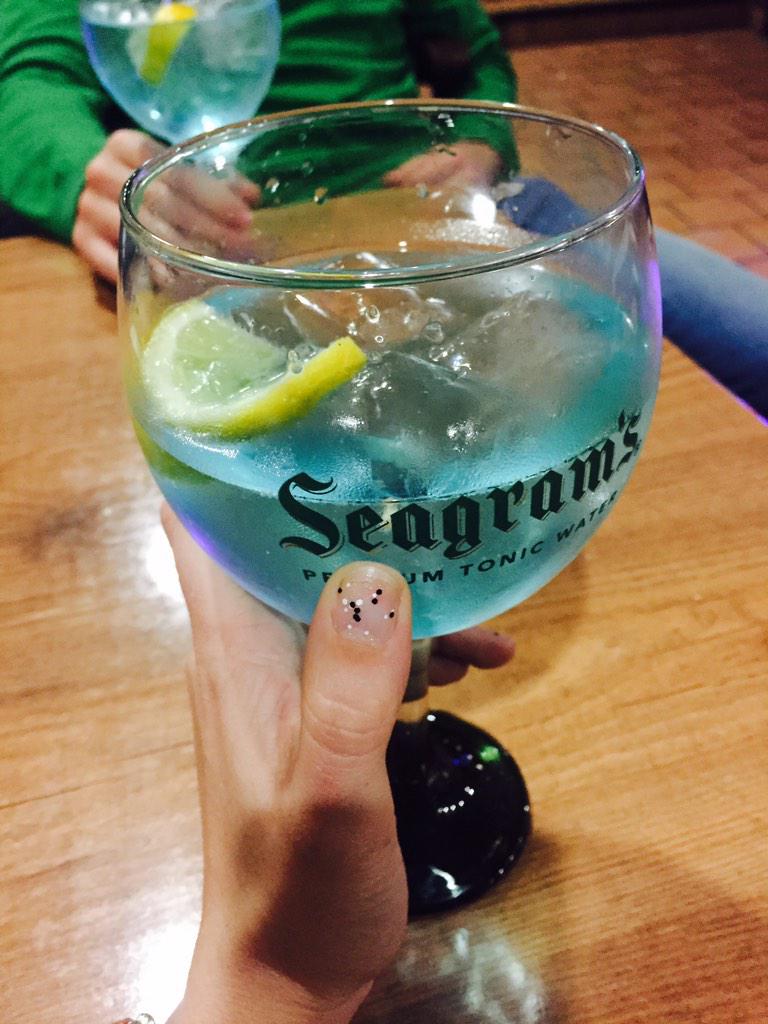 sarablazquez4's tweet photo. Sabado noche! #gintonic http://t.co/uc851yLZNh