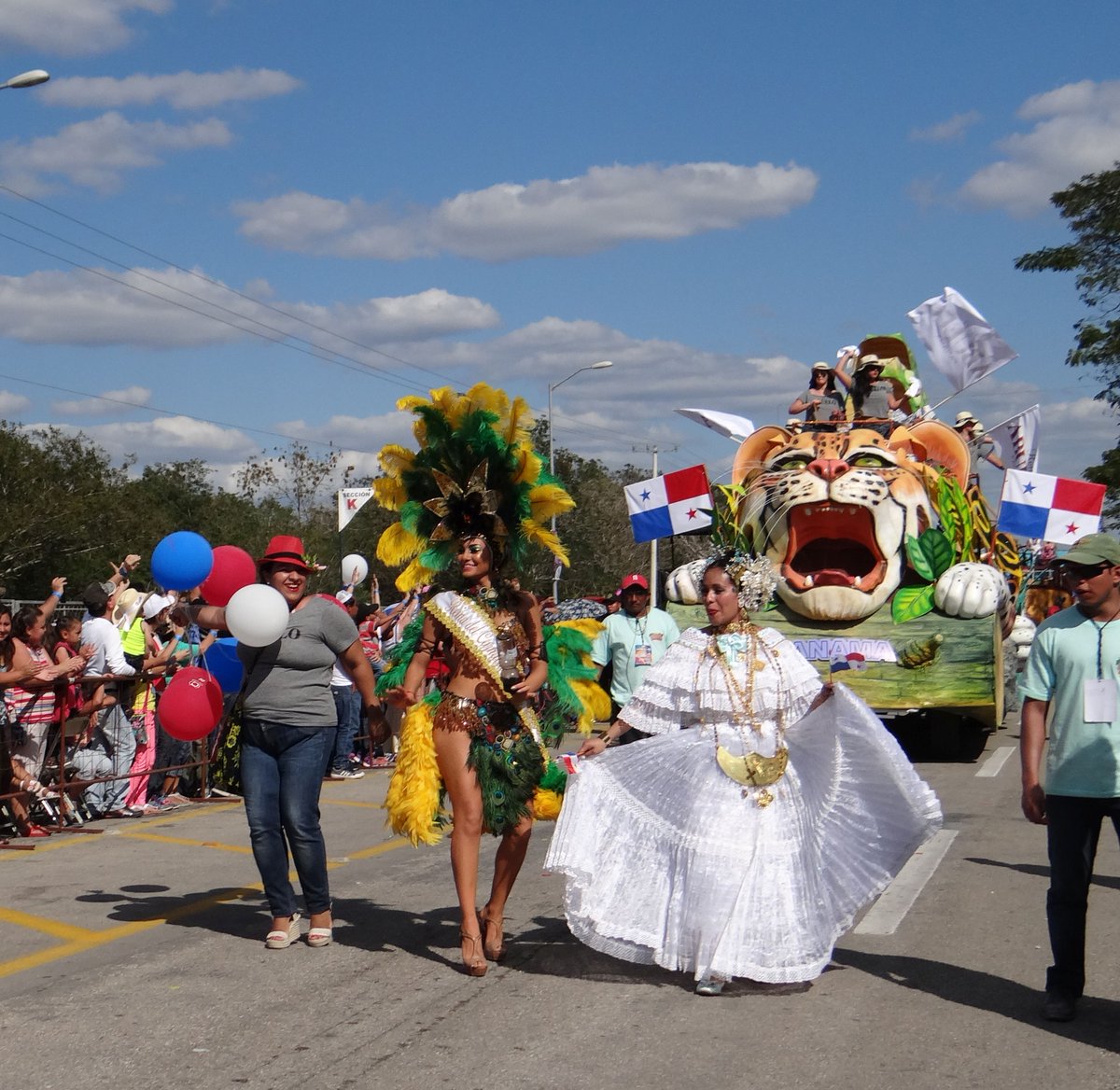 CarnavalMID's tweet photo. El Carnaval se internacionalizó, con la participación de cuatro países del Caribe. #TravesíaCaribeña @MarshaRamm http://t.co/BLLuJggiqA