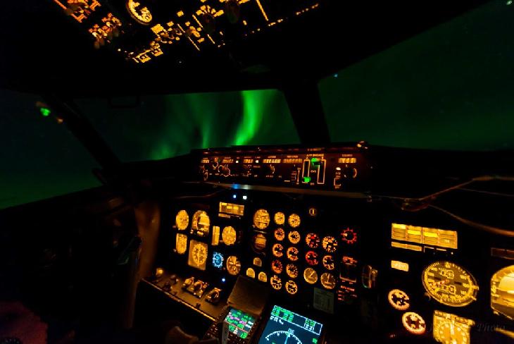 ObservingSpace's tweet photo. Northern lights viewed from the flight deck 
Credit: J. Carter http://t.co/8PelnrGkWy #aurora #alaska http://t.co/auoMEl0411