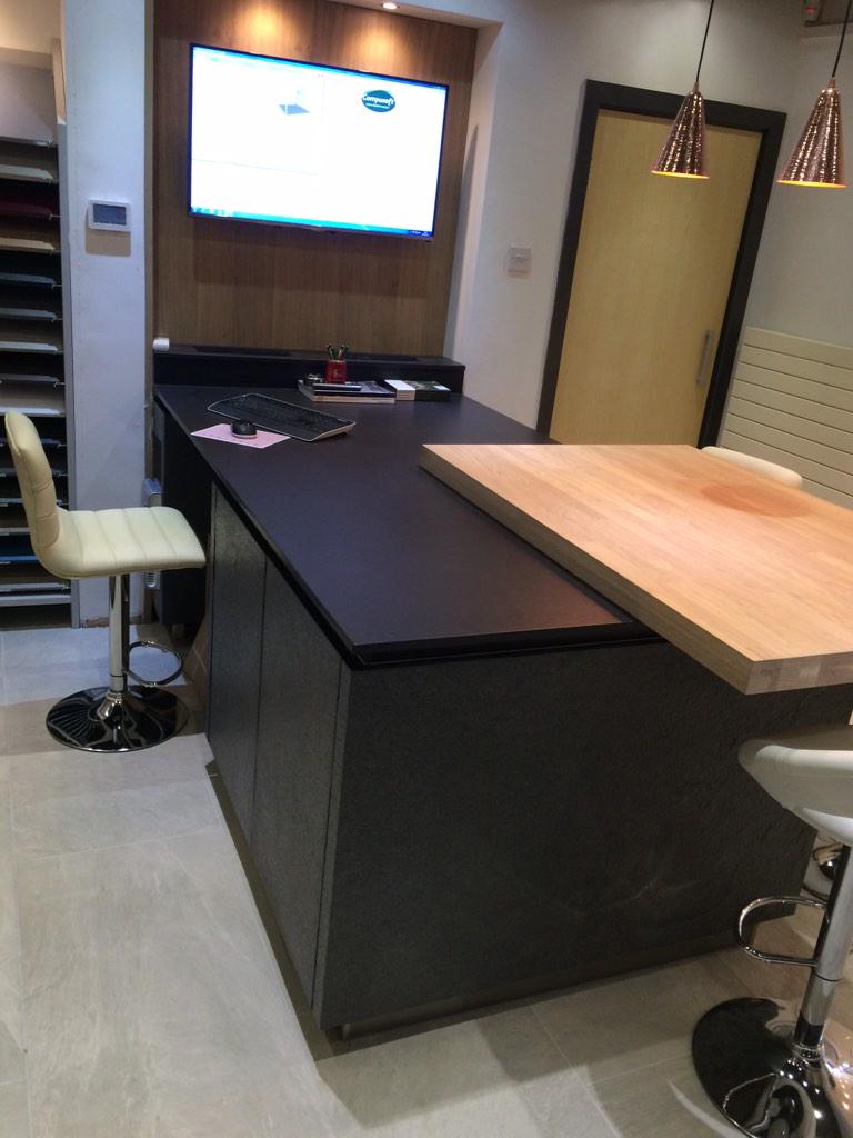 New #German demo #kitchen display with a #BlackCeiling !
@SiemensHomeUK @SpekvaUK <a href="/Dekton/">Dekton by Cosentino</a> @SilestoneUK_ #LovinLeeds