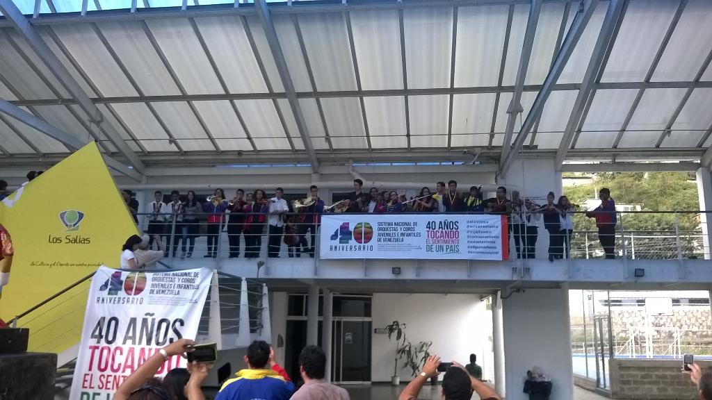 Rojas_1105's tweet photo. 40 años tocando el sentimiento de un país @elsistema @FundaMusicalR @NclSanantonio #ElSistemaCumple40 http://t.co/Zn27SFghZR