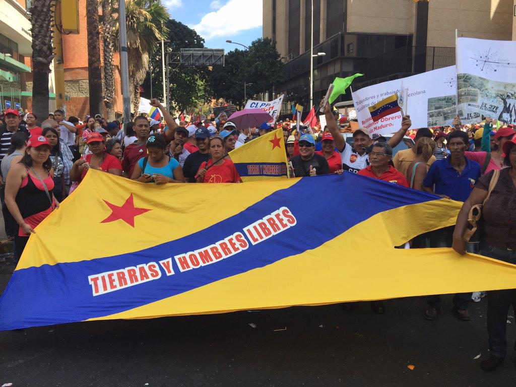 yvangil's tweet photo. Tierra y Hombres Libres!!! equipos del @FONDASVe @BancoAgricolaVe y campesinos alzan su grito #VzlaAntiImperialista http://t.co/3qGKbhlf6c