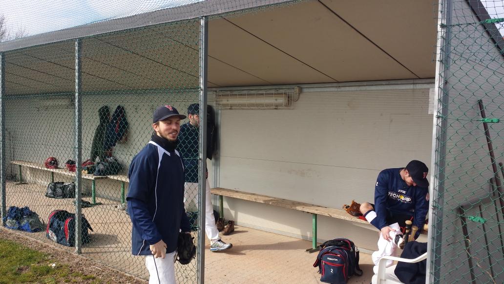 BaseballVerona's tweet photo. Prima uscita per il Verona Baseball hitan...17 gradi e tanta voglia di fare #field #farmsystem #HitAndRun #workhard http://t.co/vjAn1IjaBM