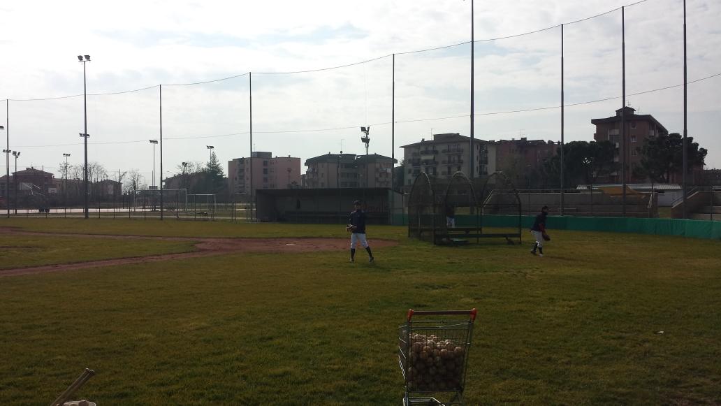 BaseballVerona's tweet photo. Prima uscita per il Verona Baseball hitan...17 gradi e tanta voglia di fare #field #farmsystem #HitAndRun #workhard http://t.co/vjAn1IjaBM