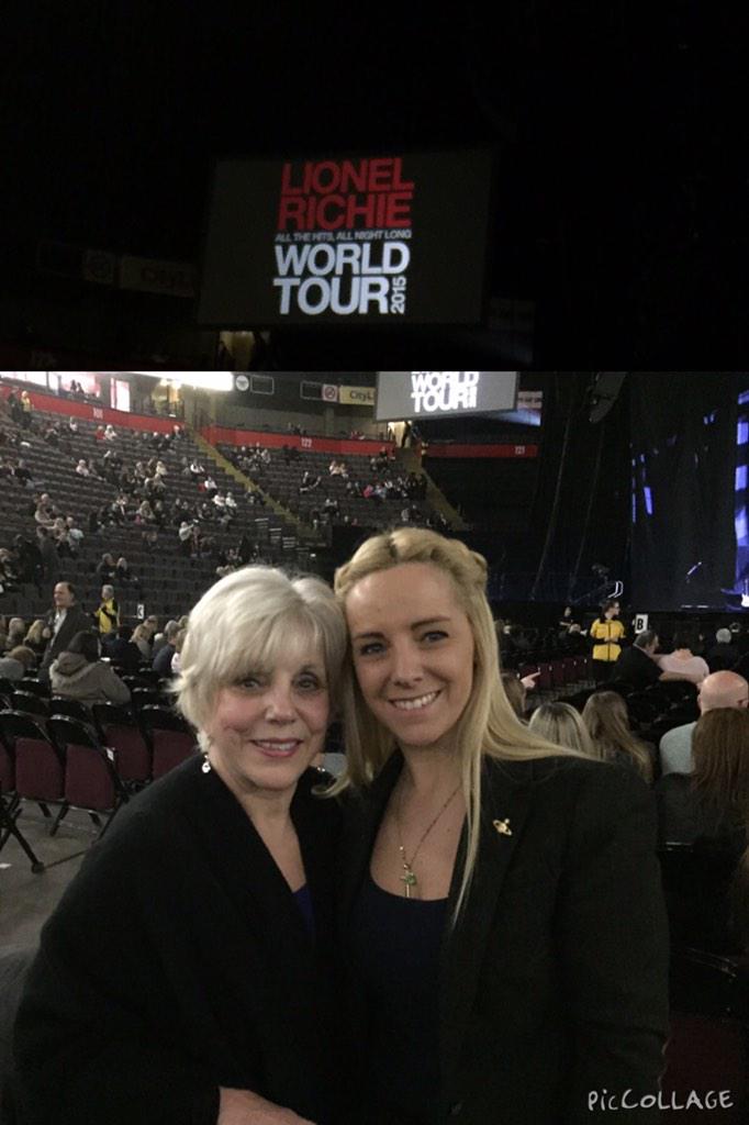 KateeDaley's tweet image. HELLO, is it me you're looking for?!!! Was not expecting to be here tonight. #lionelrichie #surprised