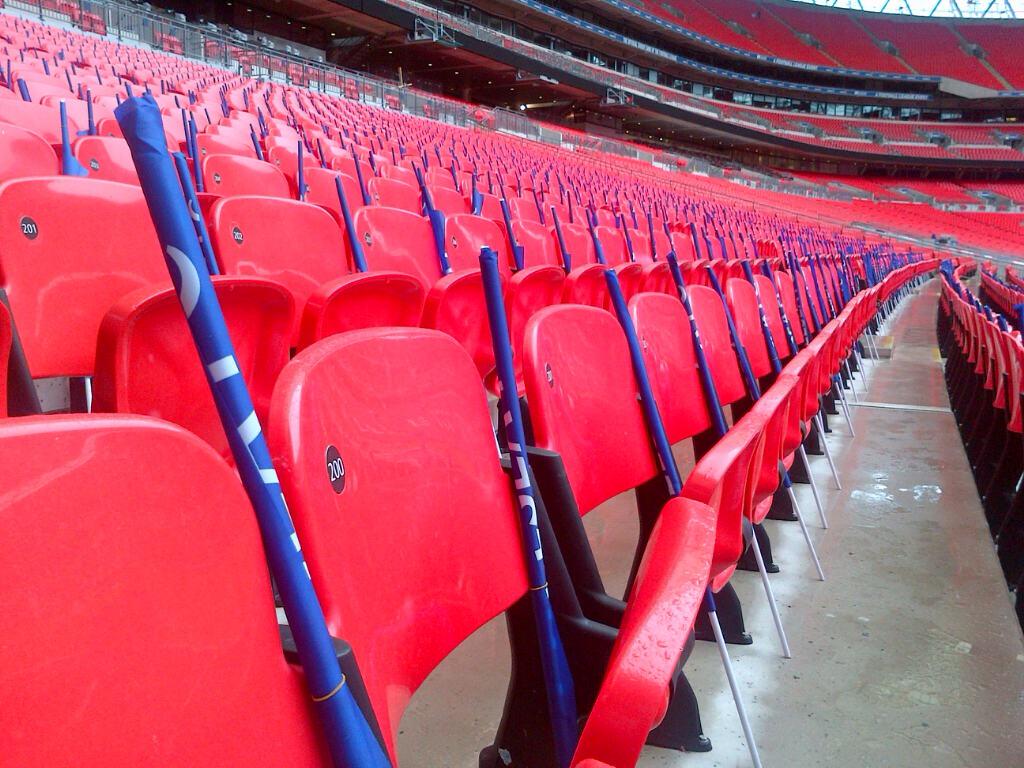 “<a href="/ChelseaFC/">Chelsea FC</a>: We have 31,000 #CFC flags in position at Wembley ready for tomorrow... #CFCWembley ” 😂