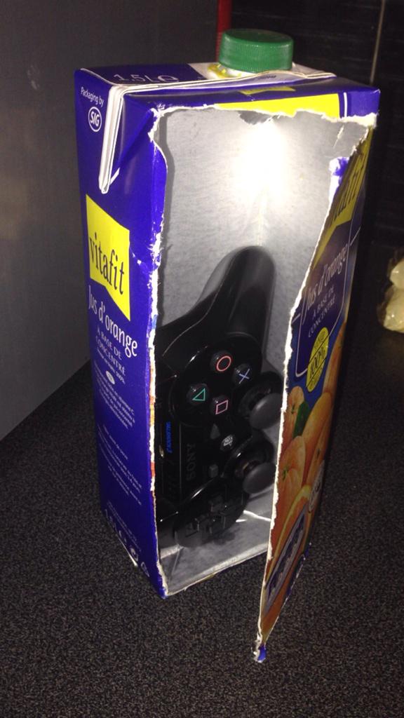 tesouyazebi's tweet photo. PTDRR REGARDEZ MA DARONE ELLE A CACHER OU LA MANETTE 😂😂😂✋ http://t.co/4V1edVnIJx