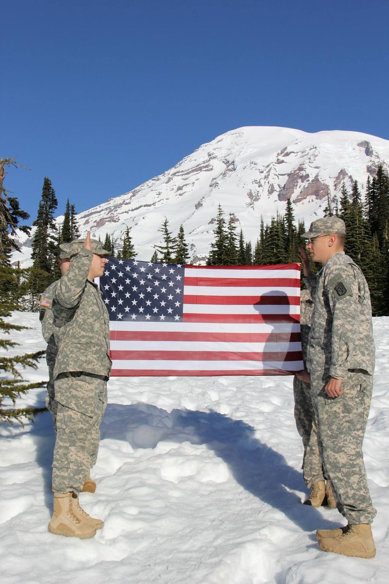 523dTC's tweet image. #523dTC 2nd platoon leader #reenlist #soldier at #MountRainier. #JBLM @42ndMPBDE @FORSCOM