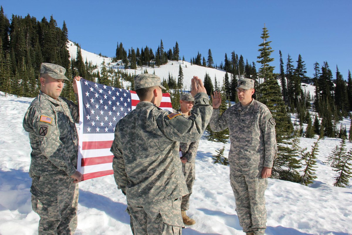 523dTC's tweet image. #523dTC 2nd platoon leader #reenlist #soldier at #MountRainier. #JBLM @42ndMPBDE @FORSCOM