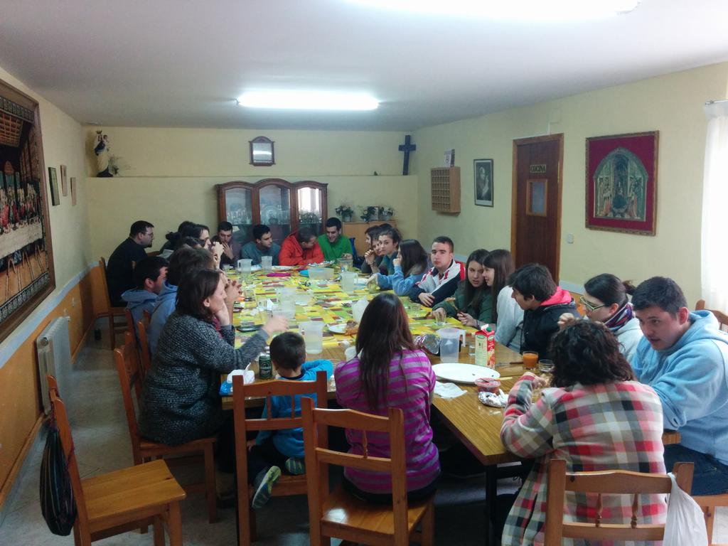 itakazgz's tweet photo. Programando el campamento de verano. Mucho trabajo y muy buen ambiente http://t.co/T7bcGZ6LOD