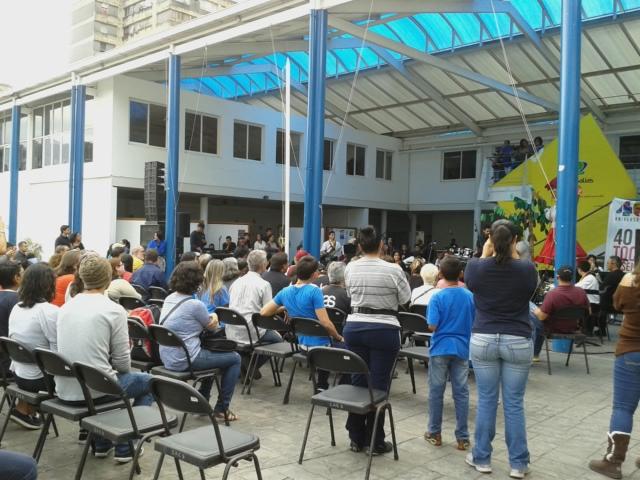 josepacheco00's tweet photo. El maestro @naranjoguajeo y la @LatcaribenaSAA @nclsanantonio @elsistema @osisanantonio #ElSistemaCumple40 #28F http://t.co/3Ak6rsZDwX