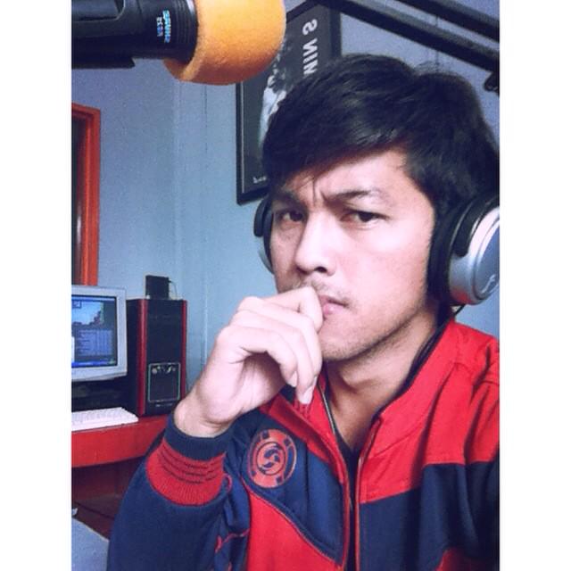 KayuagungRadio's tweet photo. Streaming http://t.co/0uXiFyEEgB #SPO_weekend w/ nok kom @yuni_kartika121 jang dul @JangDultobing http://t.co/Q5swGo41et