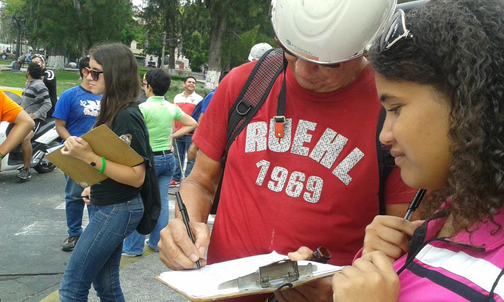 AnaLabrador1's tweet photo. #MeridaNoSeRinde Los merideños decididos continúan firmando Acuerdo Nacional Para La Transición @VenteJovenLi http://t.co/q1YUVRmtVJ