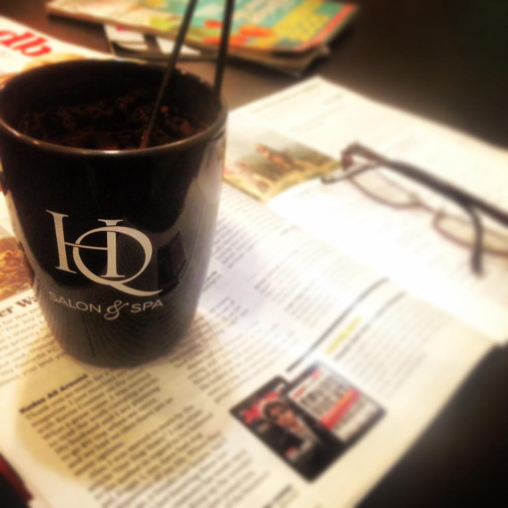 traclynn_'s tweet image. Reading gossip magazine #idontread