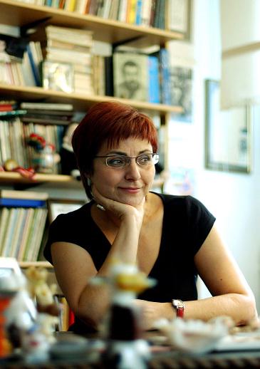 "Başkasını mutlu ederek mutlu olabilen, egosu gelişmemiş ender salaklardanım ben!" 

/Buket Uzuner/