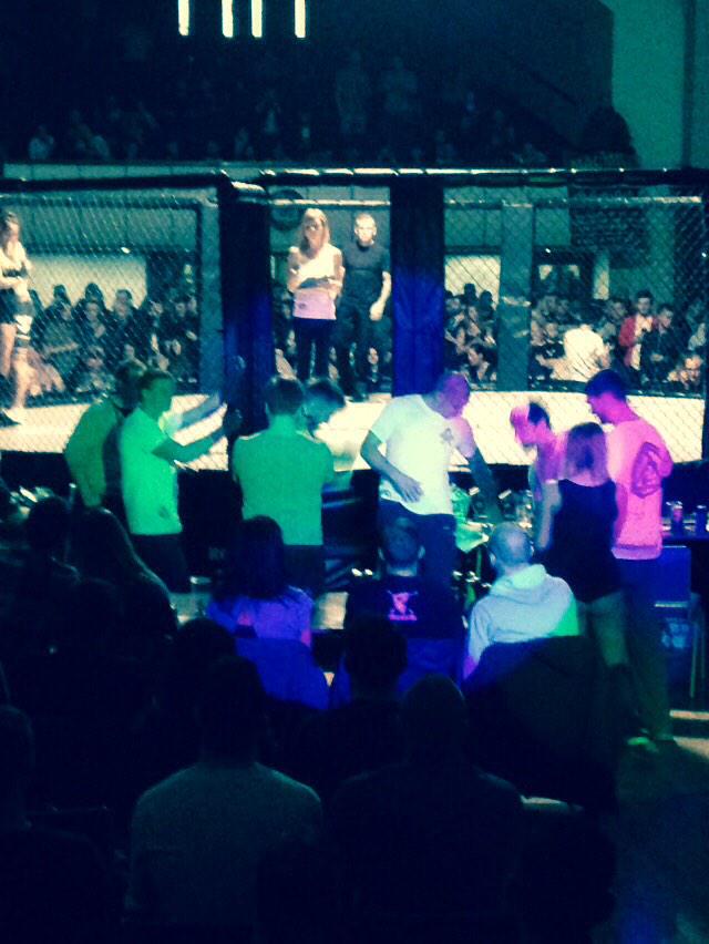 Wonkatastic's tweet photo. Watching @jreynolds1992 getting ready to get in the cage at @throwdown_uk @MMAA_PlymouthUK @ShauneWhite @harrymadmac http://t.co/JHVfdy28C4