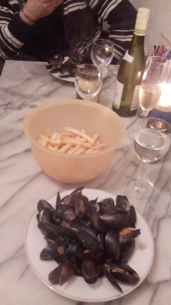 mwaophelie's tweet photo. Soirée chez ma mère ça fait du bien #comptente http://t.co/1RxTjJ7vkA