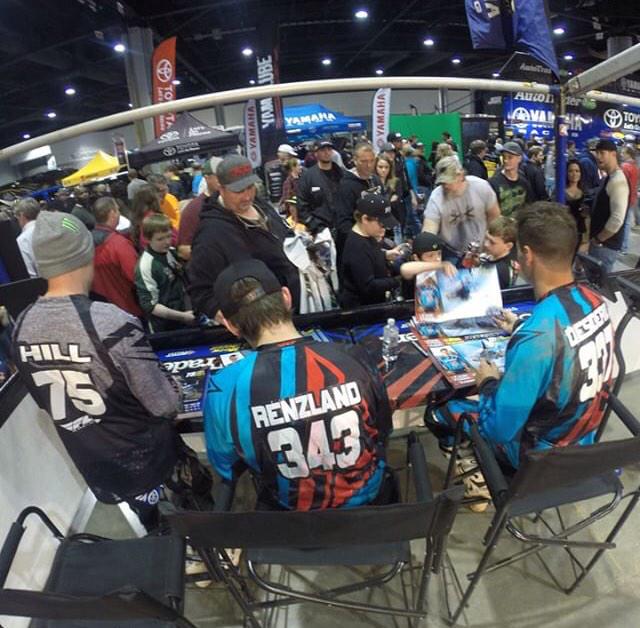 HannahRenzland's tweet photo. Still can't believe that my bro is practically famous #FansOnFansOnFans #SigningBoobs #KissingBabies @LukeRenzland43 http://t.co/Xj75JPLVPE