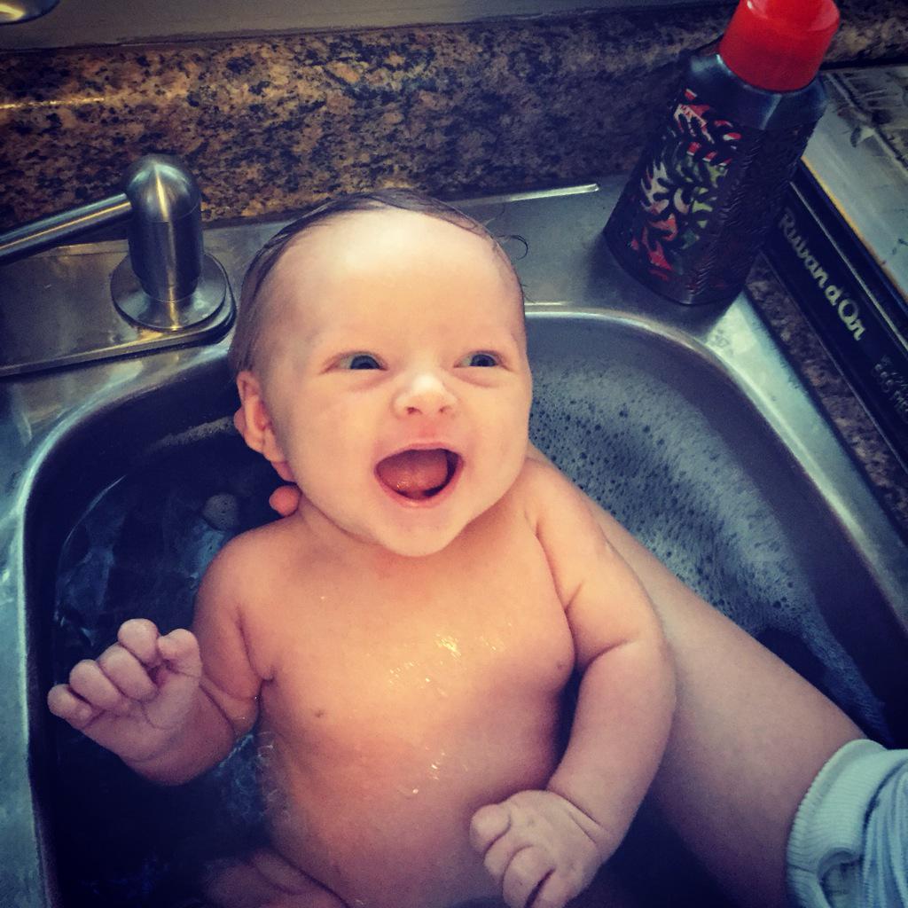 SarahALaing's tweet photo. This face makes a break from writing easy-peasy #imawriter #imamommyfirst #newinspiration http://t.co/WLVKiiSRCp
