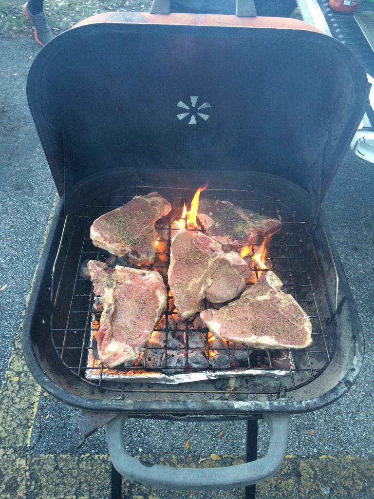 ACtwo7's tweet photo. grillin chillin http://t.co/GOkBDcLOJX