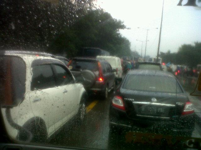 beleknya dibersiin dulu.RT <a href="/ryanvientiane_/">_</a>: Pemandangan yang sangatlah tidak indah pagi ini,