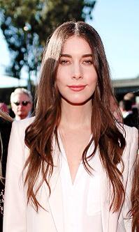 I\m 5 minutes late but heyho;
Happy birthday to this baaaaabe, Danielle haim. 
