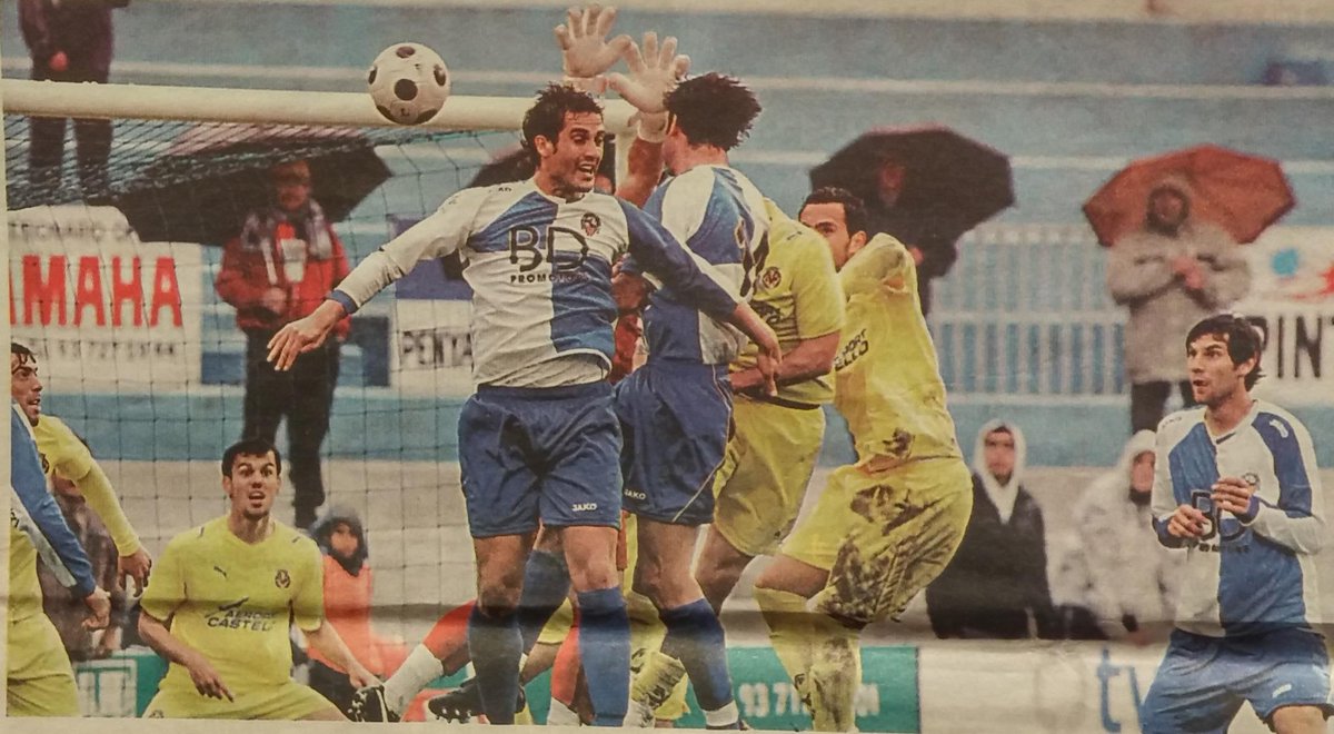 trayectfutbol's tweet photo. JC Mejías remata ante @VillarrealCF B 08/09 min 92 ante la mirada de @agusfercha y del amarillo @kikoolivas http://t.co/OygNg10SEB