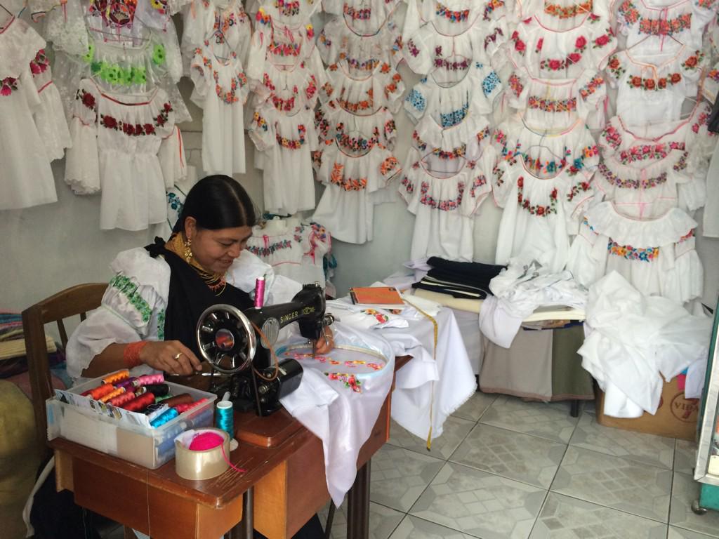 おぎ A Twitter エクアドルのオタバロ インディへナの住む街です 女の人が着てる民族衣装が激かわでした Http T Co J71txlnf92